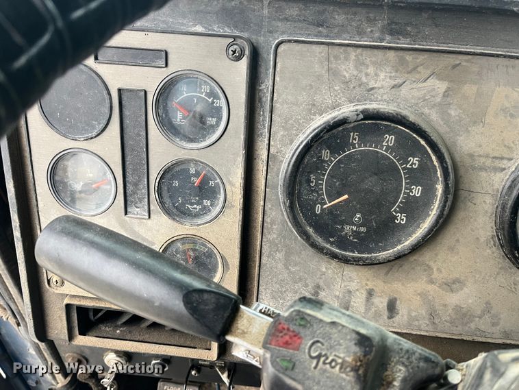 image for item DP0446 1987 International F9370  truck cab and chassis