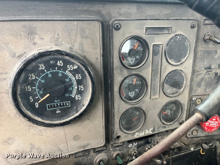 image for item DP0446 1987 International F9370  truck cab and chassis