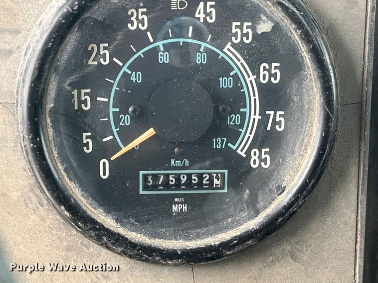 image for item DP0446 1987 International F9370  truck cab and chassis