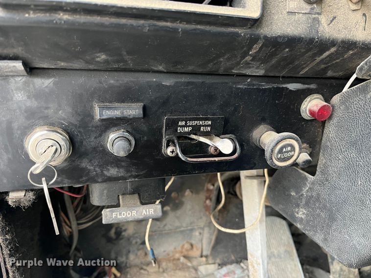 image for item DP0446 1987 International F9370  truck cab and chassis