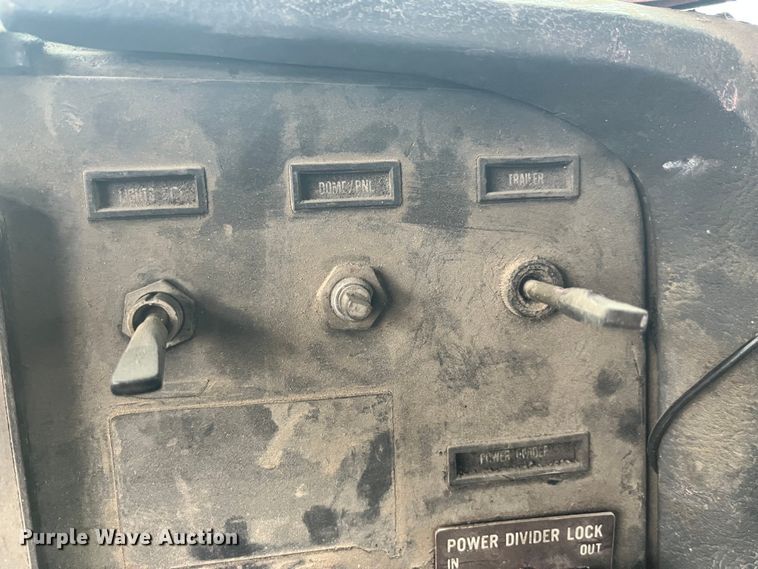 image for item DP0446 1987 International F9370  truck cab and chassis