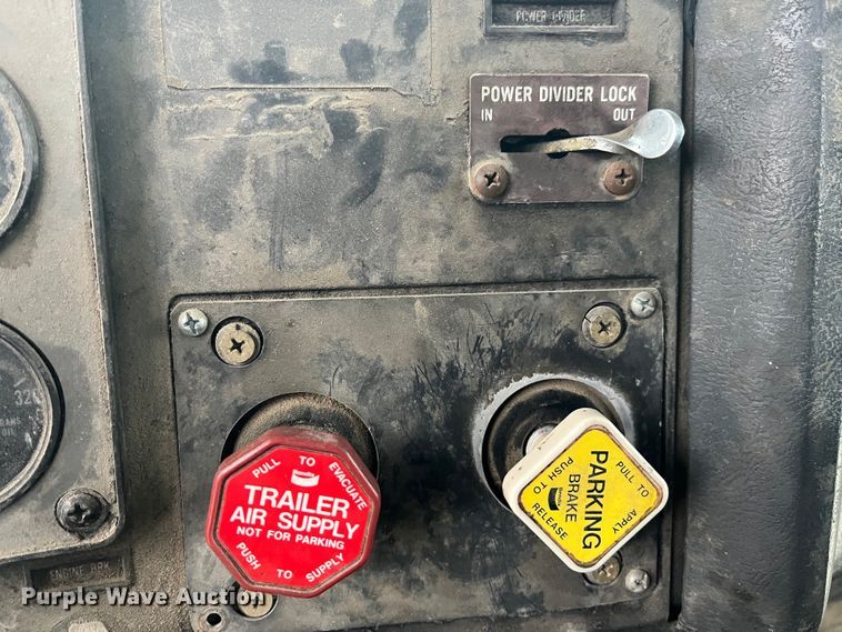 image for item DP0446 1987 International F9370  truck cab and chassis