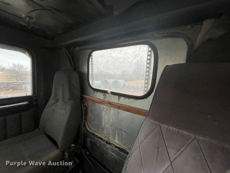 image for item DP0446 1987 International F9370  truck cab and chassis