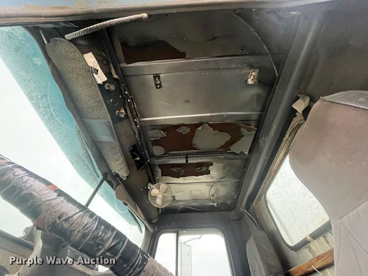 image for item DP0446 1987 International F9370  truck cab and chassis