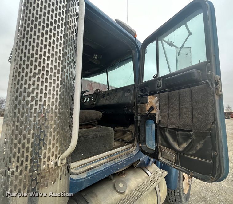 image for item DP0446 1987 International F9370  truck cab and chassis