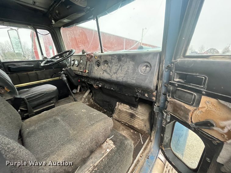 image for item DP0446 1987 International F9370  truck cab and chassis