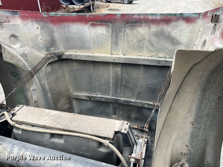 image for item DP0446 1987 International F9370  truck cab and chassis