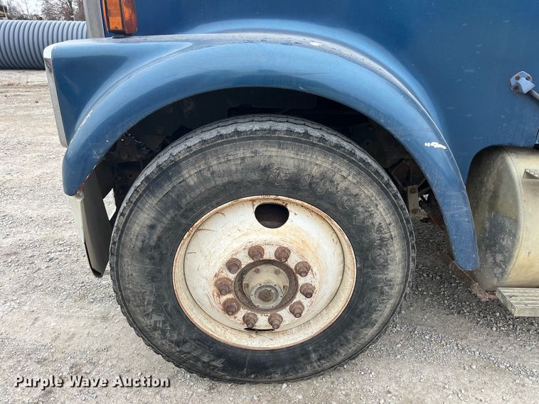 image for item DP0446 1987 International F9370  truck cab and chassis