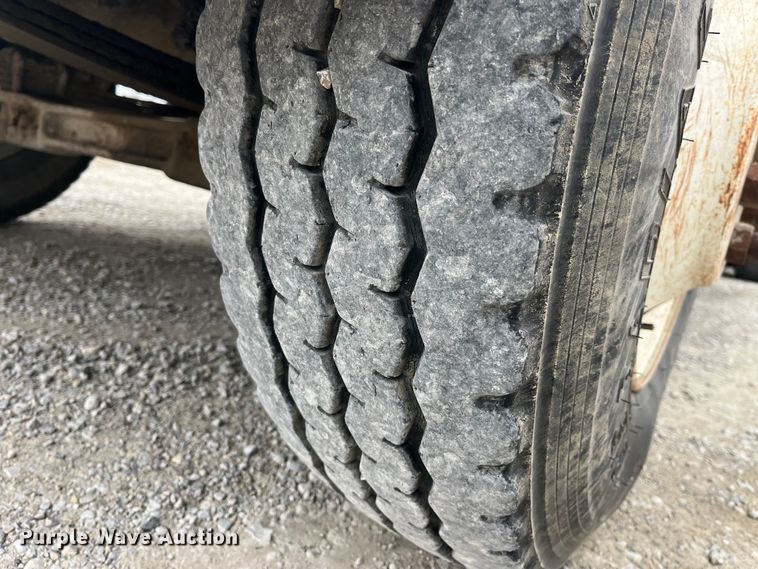 image for item DP0446 1987 International F9370  truck cab and chassis