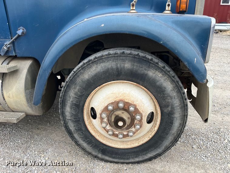 image for item DP0446 1987 International F9370  truck cab and chassis