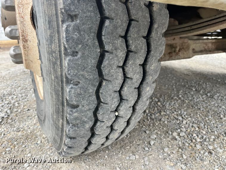 image for item DP0446 1987 International F9370  truck cab and chassis