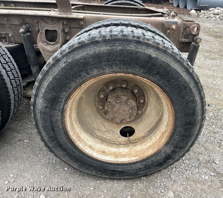 image for item DP0446 1987 International F9370  truck cab and chassis