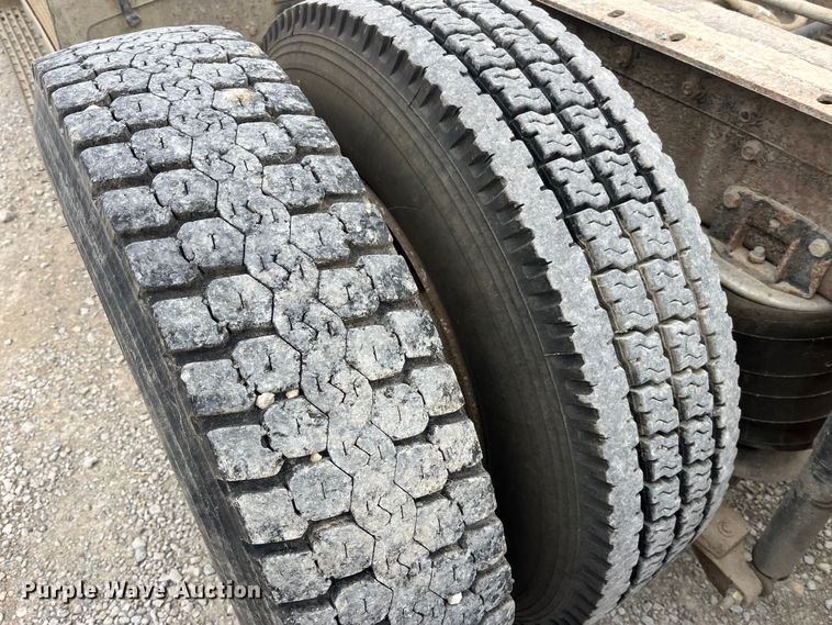 image for item DP0446 1987 International F9370  truck cab and chassis