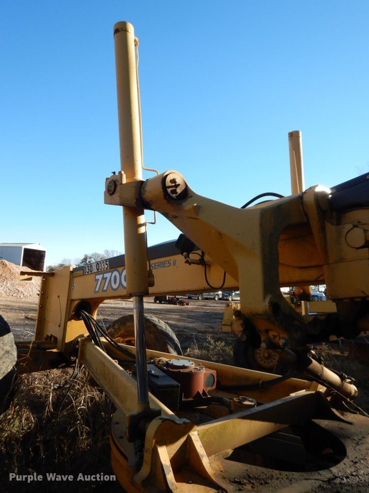 image for item HG9297 2003 John Deere 770CH  motor grader