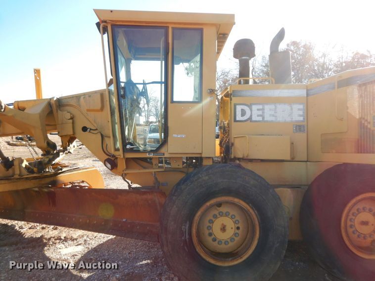 image for item HG9298 2000 John Deere 770CH  motor grader