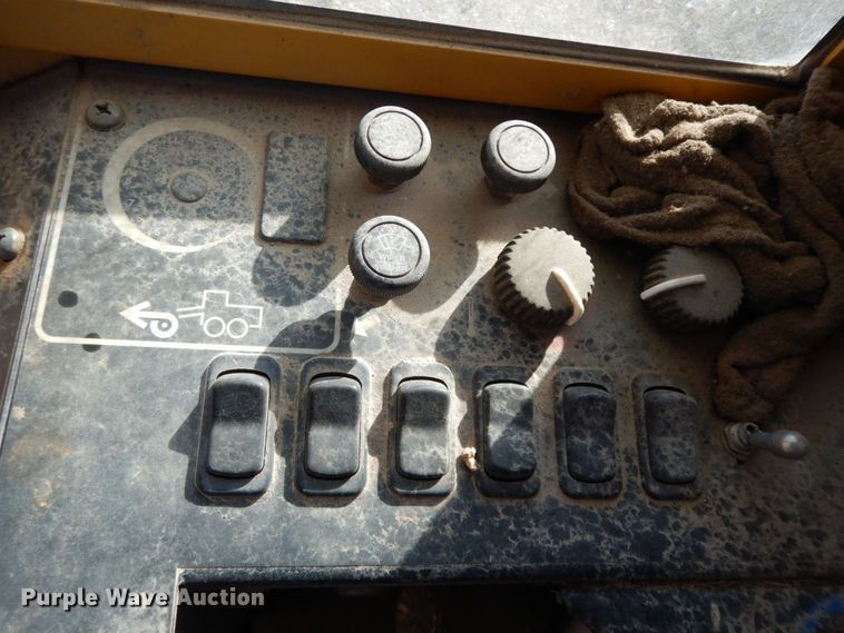 image for item HG9298 2000 John Deere 770CH  motor grader