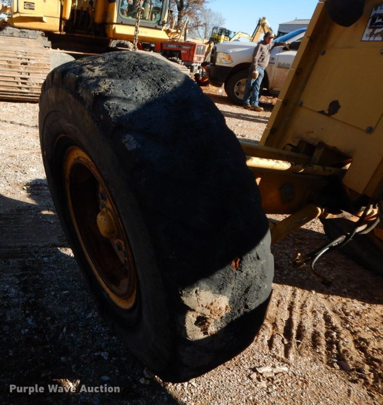 image for item HG9298 2000 John Deere 770CH  motor grader