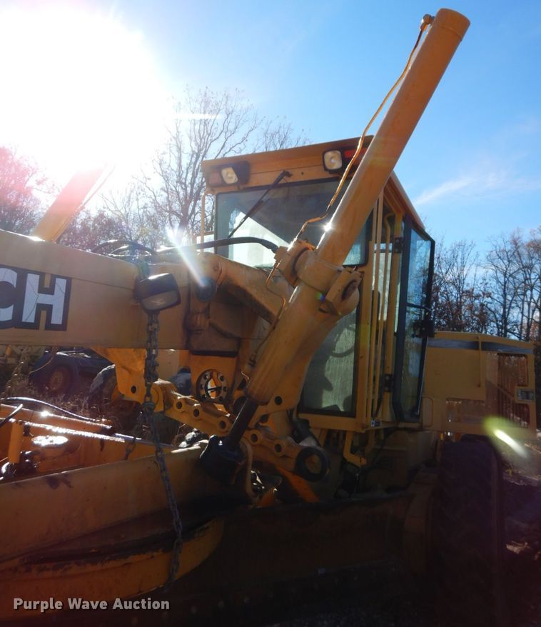 image for item HG9298 2000 John Deere 770CH  motor grader