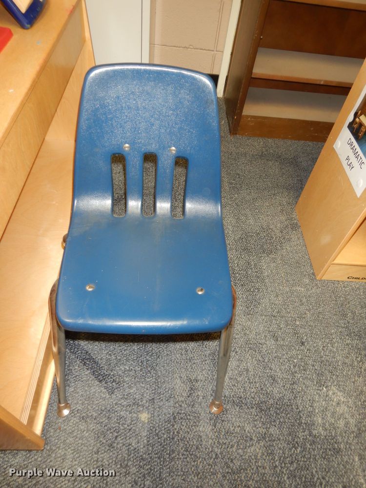 (7) pieces of furniture in Overland Park, KS Item IE9774 sold Purple Wave