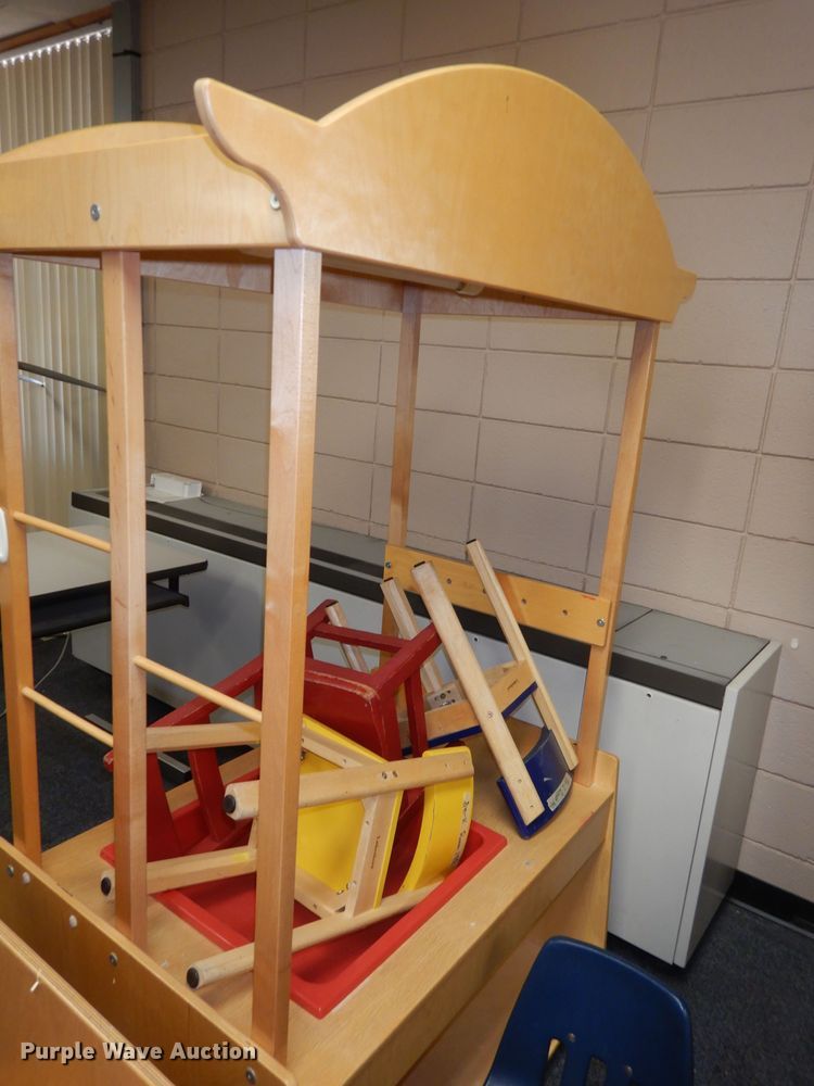 (7) pieces of furniture in Overland Park, KS Item IE9774 sold Purple Wave