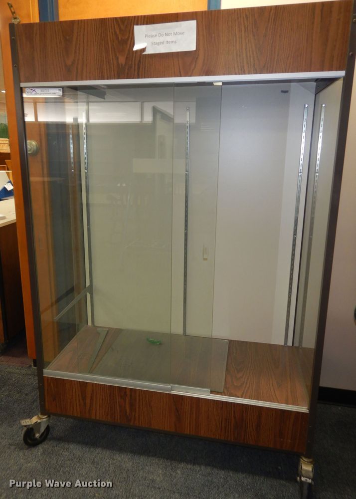 Fleetwood display case in Overland Park, KS Item IE9783 sold Purple Wave