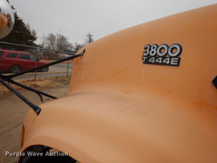 image for item IE9937 2001 International 3800  school bus