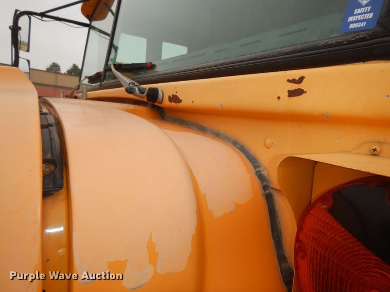 image for item IE9937 2001 International 3800  school bus