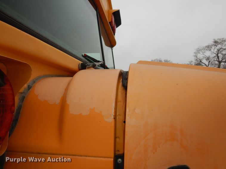 image for item IE9937 2001 International 3800  school bus