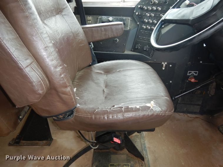 image for item IE9937 2001 International 3800  school bus