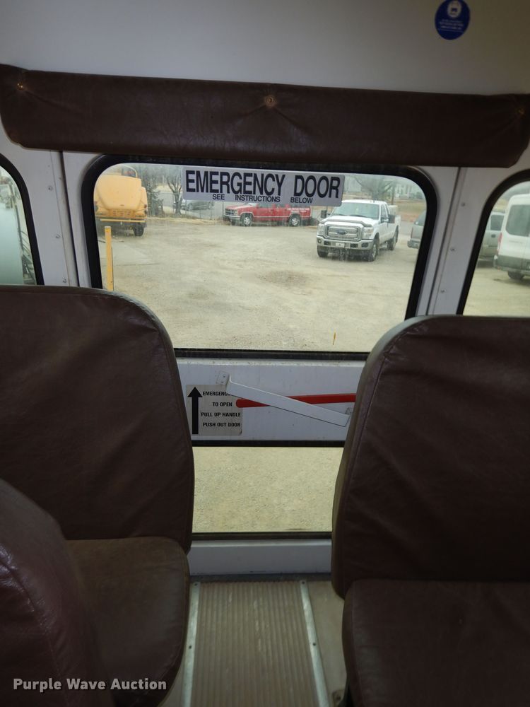 image for item IE9937 2001 International 3800  school bus