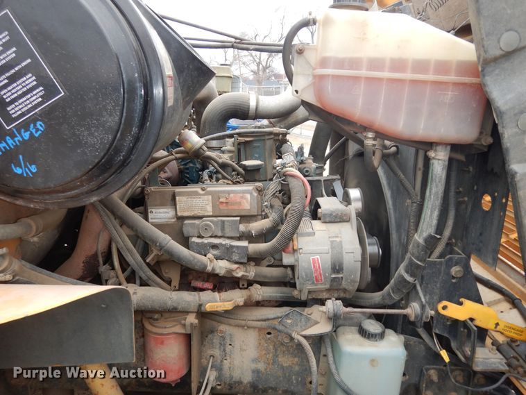 image for item IE9937 2001 International 3800  school bus