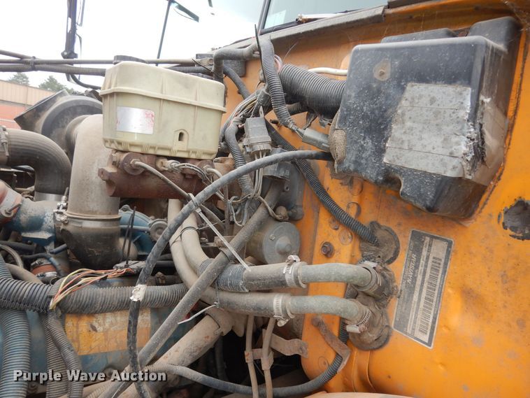 image for item IE9937 2001 International 3800  school bus