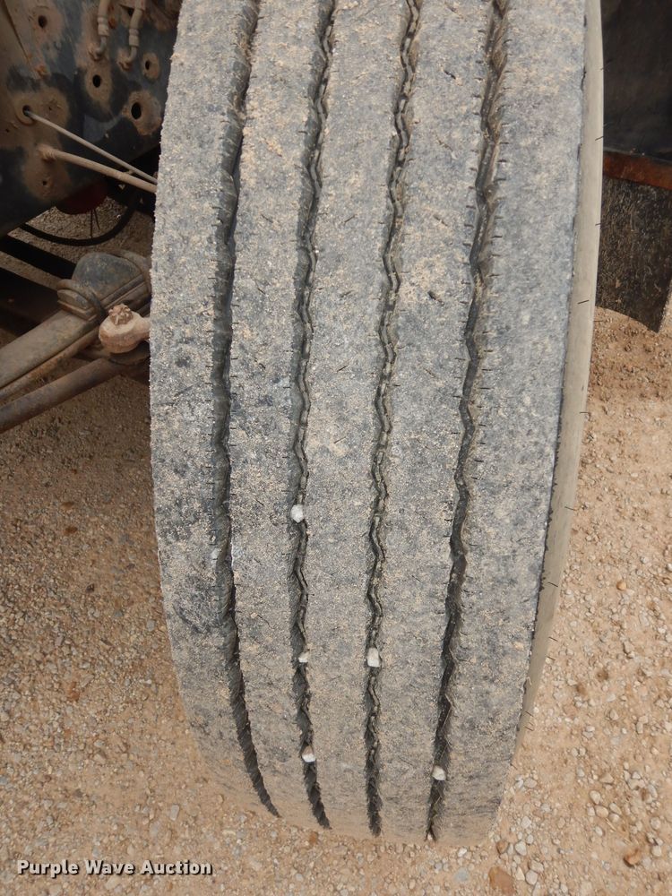 image for item IE9937 2001 International 3800  school bus