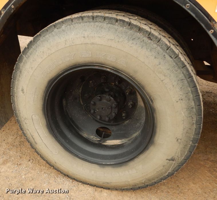 image for item IE9937 2001 International 3800  school bus