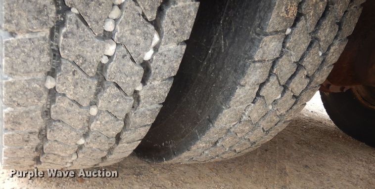 image for item IE9937 2001 International 3800  school bus