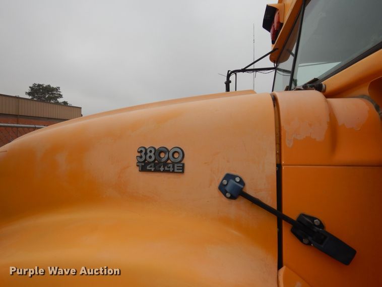 image for item IE9938 2001 International 3800  school bus