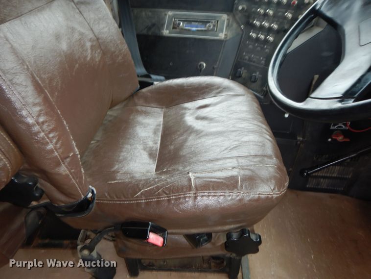 image for item IE9938 2001 International 3800  school bus