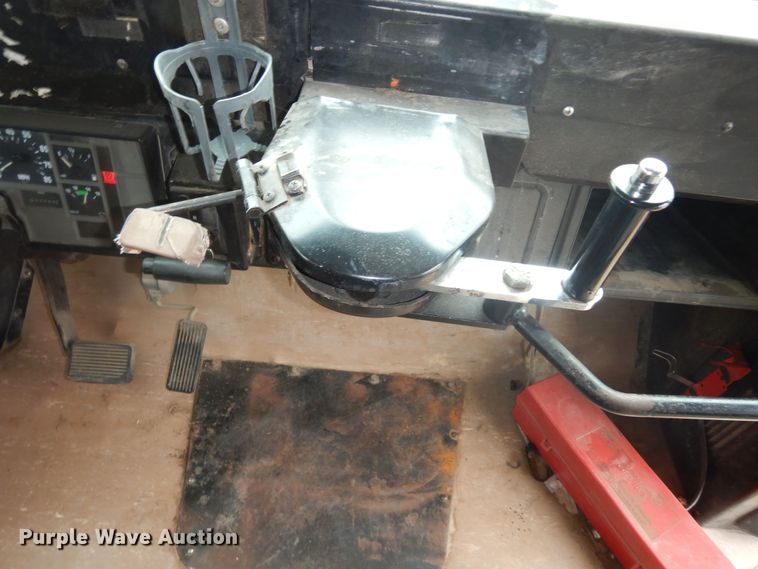 image for item IE9938 2001 International 3800  school bus