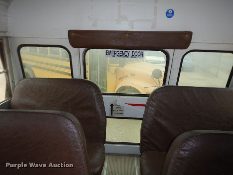 image for item IE9938 2001 International 3800  school bus