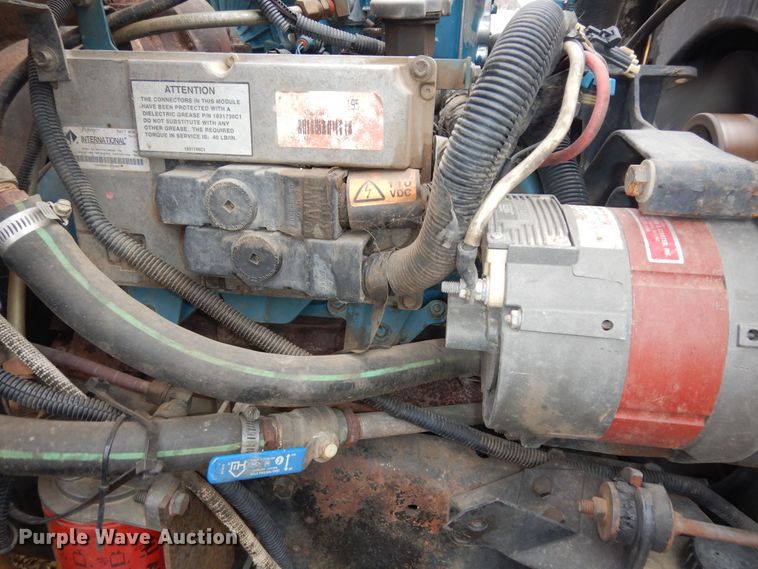 image for item IE9938 2001 International 3800  school bus