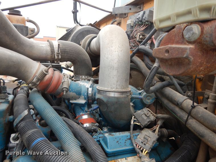 image for item IE9938 2001 International 3800  school bus