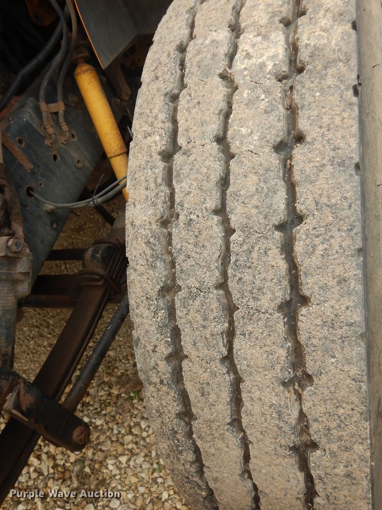 image for item IE9938 2001 International 3800  school bus