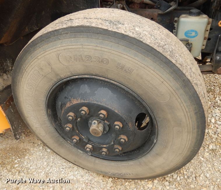 image for item IE9938 2001 International 3800  school bus