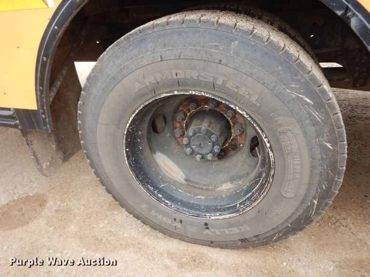 image for item IE9938 2001 International 3800  school bus