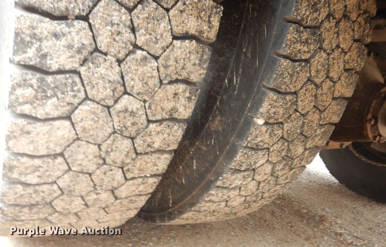 image for item IE9938 2001 International 3800  school bus