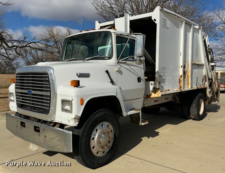 image for item JD9800 1993 Ford L8000  refuse truck
