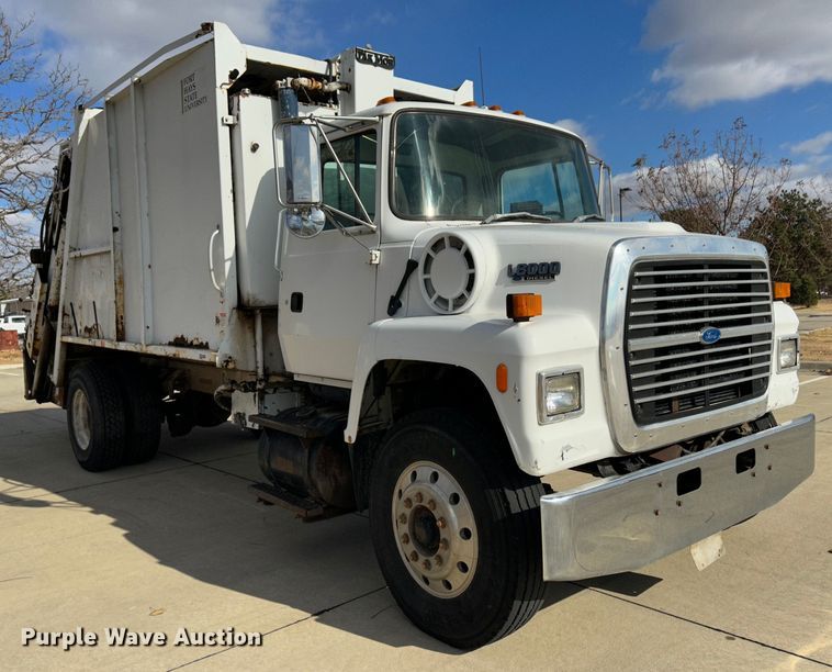 image for item JD9800 1993 Ford L8000  refuse truck