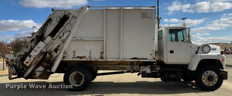 image for item JD9800 1993 Ford L8000  refuse truck