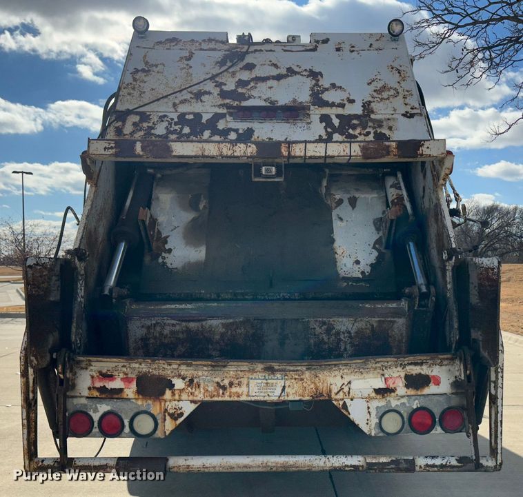 image for item JD9800 1993 Ford L8000  refuse truck