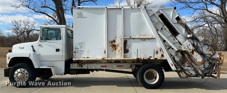 image for item JD9800 1993 Ford L8000  refuse truck